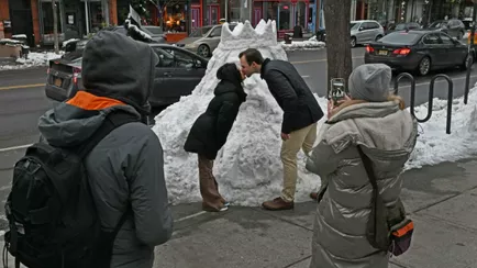 Белорусский скульптор возвел в Нью-Йорке снежного Миндовга. Но жители решили, что это Посейдон или Аквамен