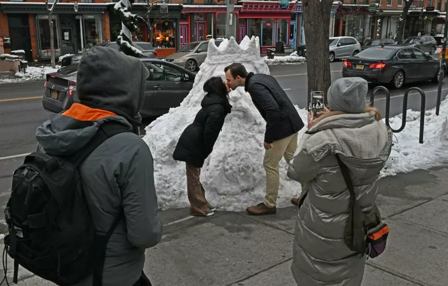 Белорусский скульптор возвел в Нью-Йорке снежного Миндовга. Но жители решили, что это Посейдон или Аквамен