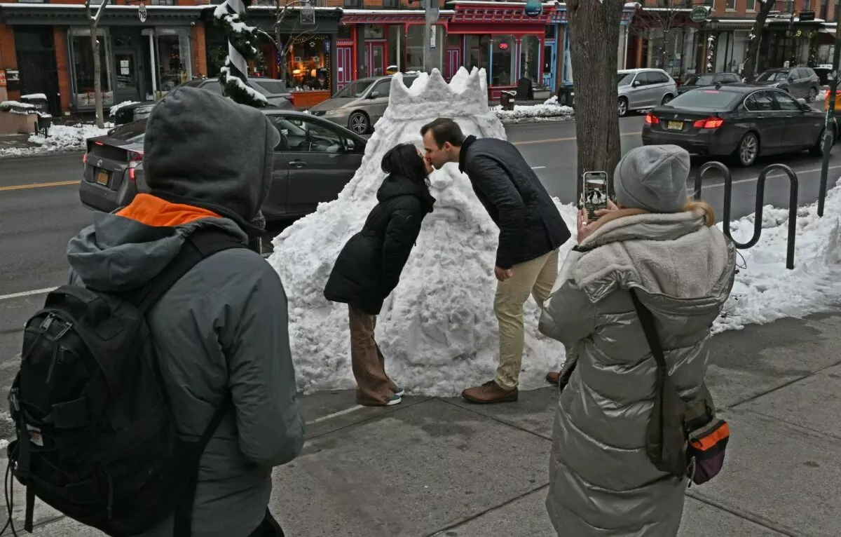 Белорусский скульптор возвел в Нью-Йорке снежного Миндовга. Но жители решили, что это Посейдон или Аквамен
