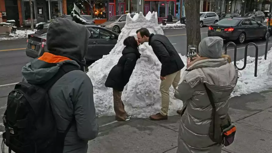 Белорусский скульптор возвел в Нью-Йорке снежного Миндовга. Но жители решили, что это Посейдон или Аквамен