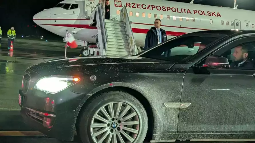 В Польше разразился скандал из-за грязной машины президента Навроцкого