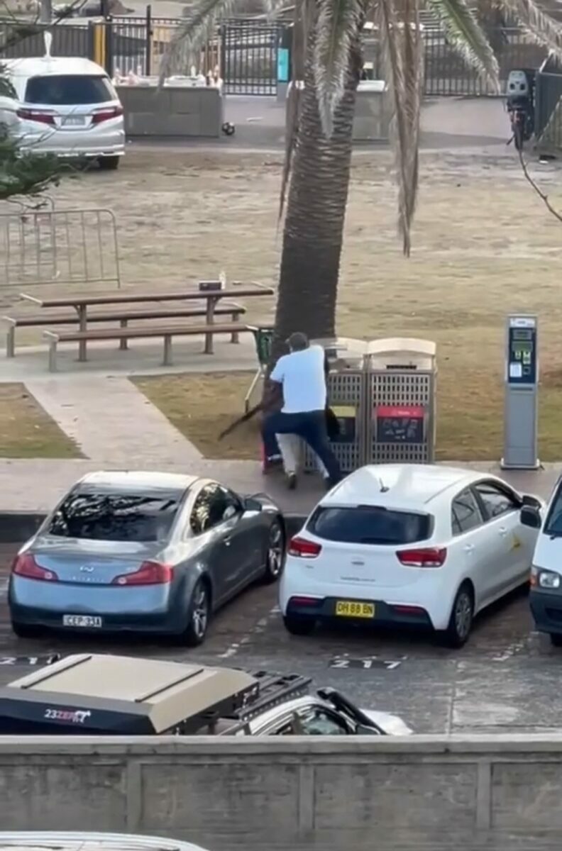 Массовый расстрел на пляже в Австралии. Прохожий обезвредил одного из террористов