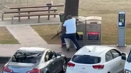 Массовый расстрел на пляже в Австралии. Прохожий обезвредил одного из террористов