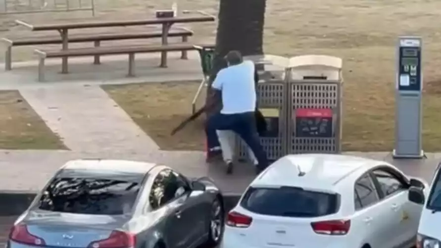 Массовый расстрел на пляже в Австралии. Прохожий обезвредил одного из террористов