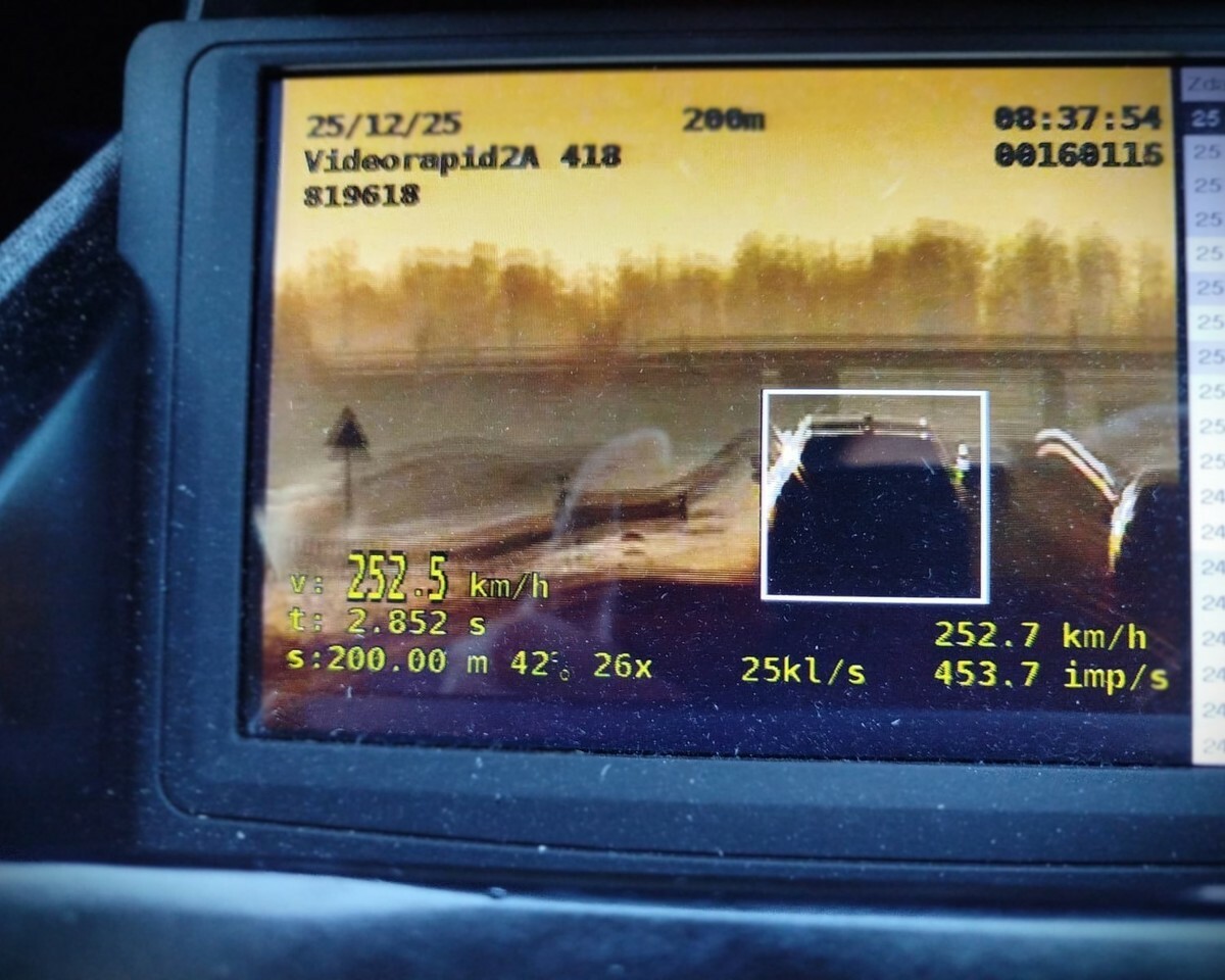 Водитель BMW разогнался свыше 250 км/ч на обычной дороге. Как объяснил после задержания?