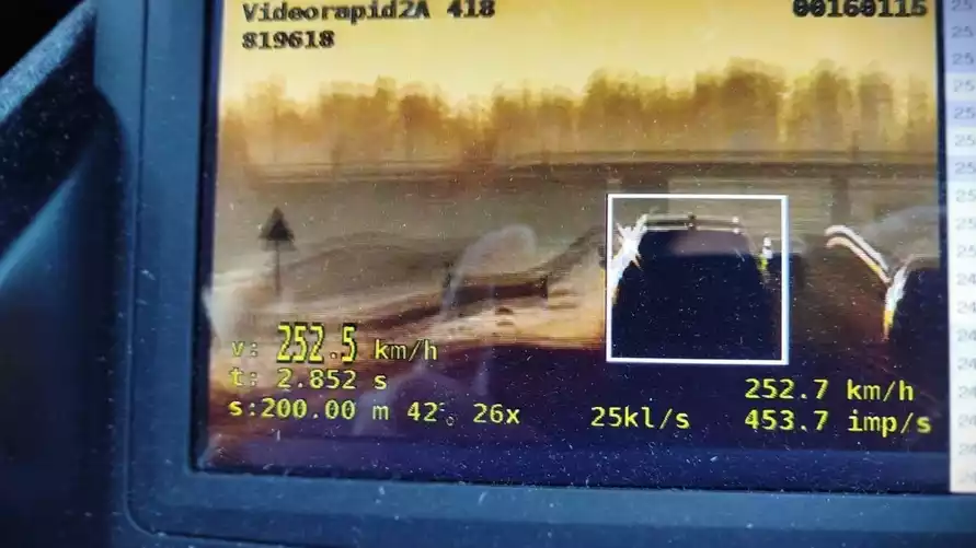 Водитель BMW разогнался свыше 250 км/ч на обычной дороге. Как объяснил после задержания?