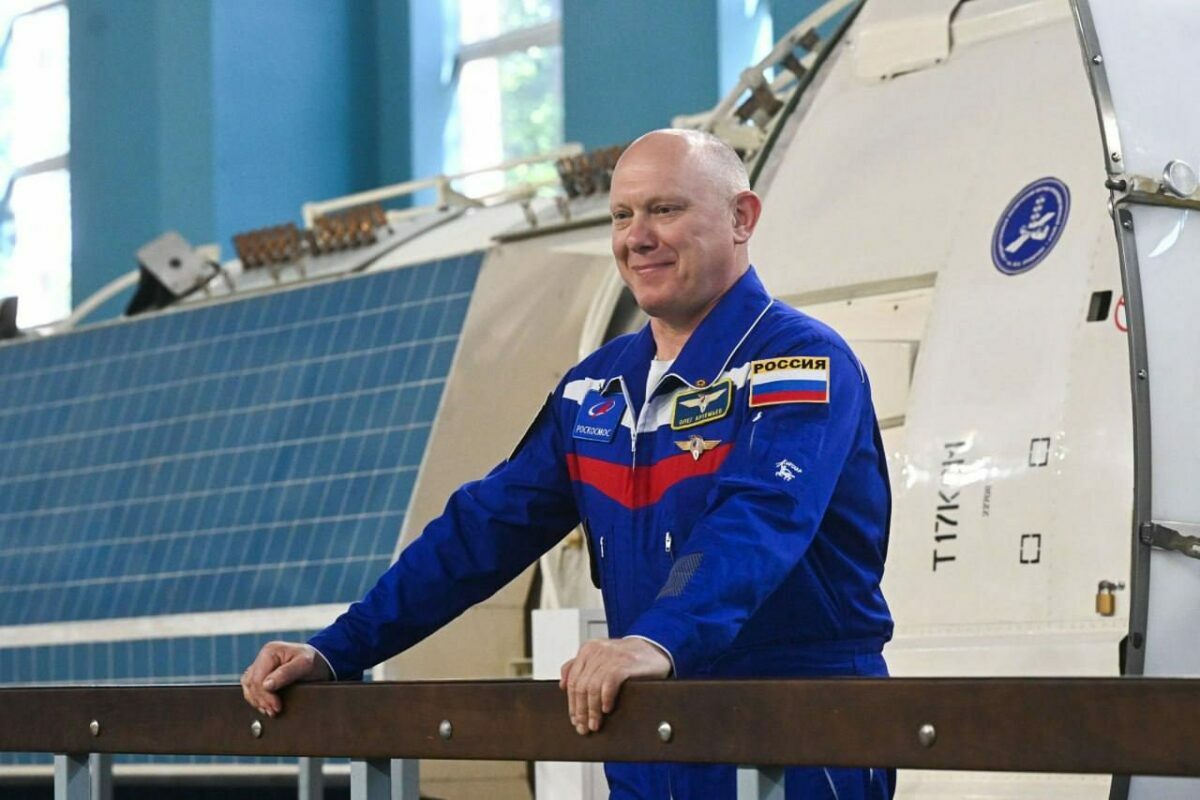 Российского космонавта сняли с миссии SpaceX по подозрению в съемке секретной документации