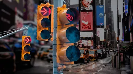 В Нью-Йорке разрешат проезд на красный свет. Почему такой маневр назвали эффективным?