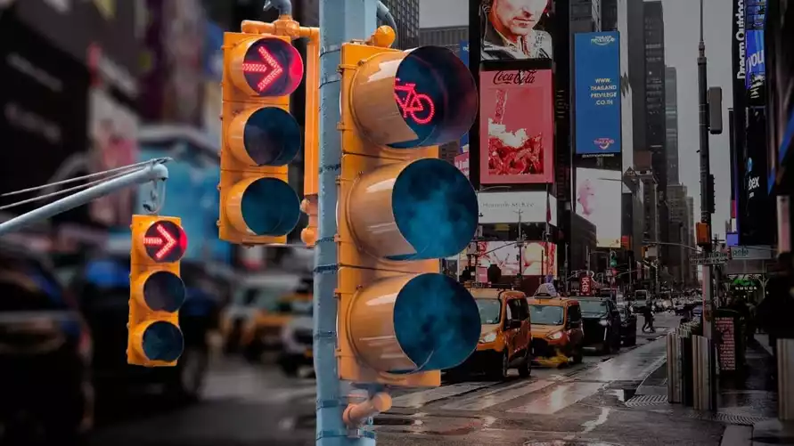 В Нью-Йорке разрешат проезд на красный свет. Почему такой маневр назвали эффективным?