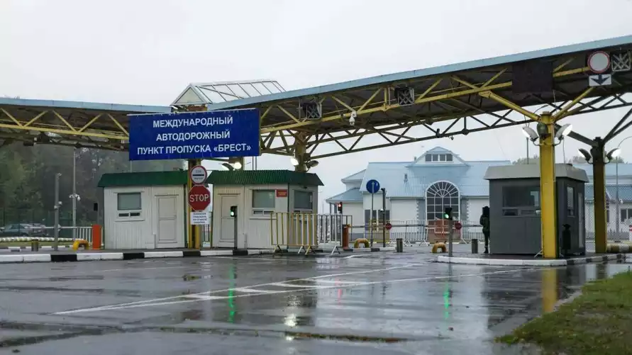 Таможня предупредила белорусов о штрафах до 1260 рублей за петарды в багаже. А кому можно?