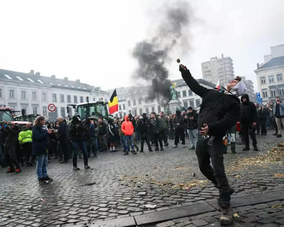 Фермеры забросали картошкой полицию во время протестов на фоне саммита ЕС