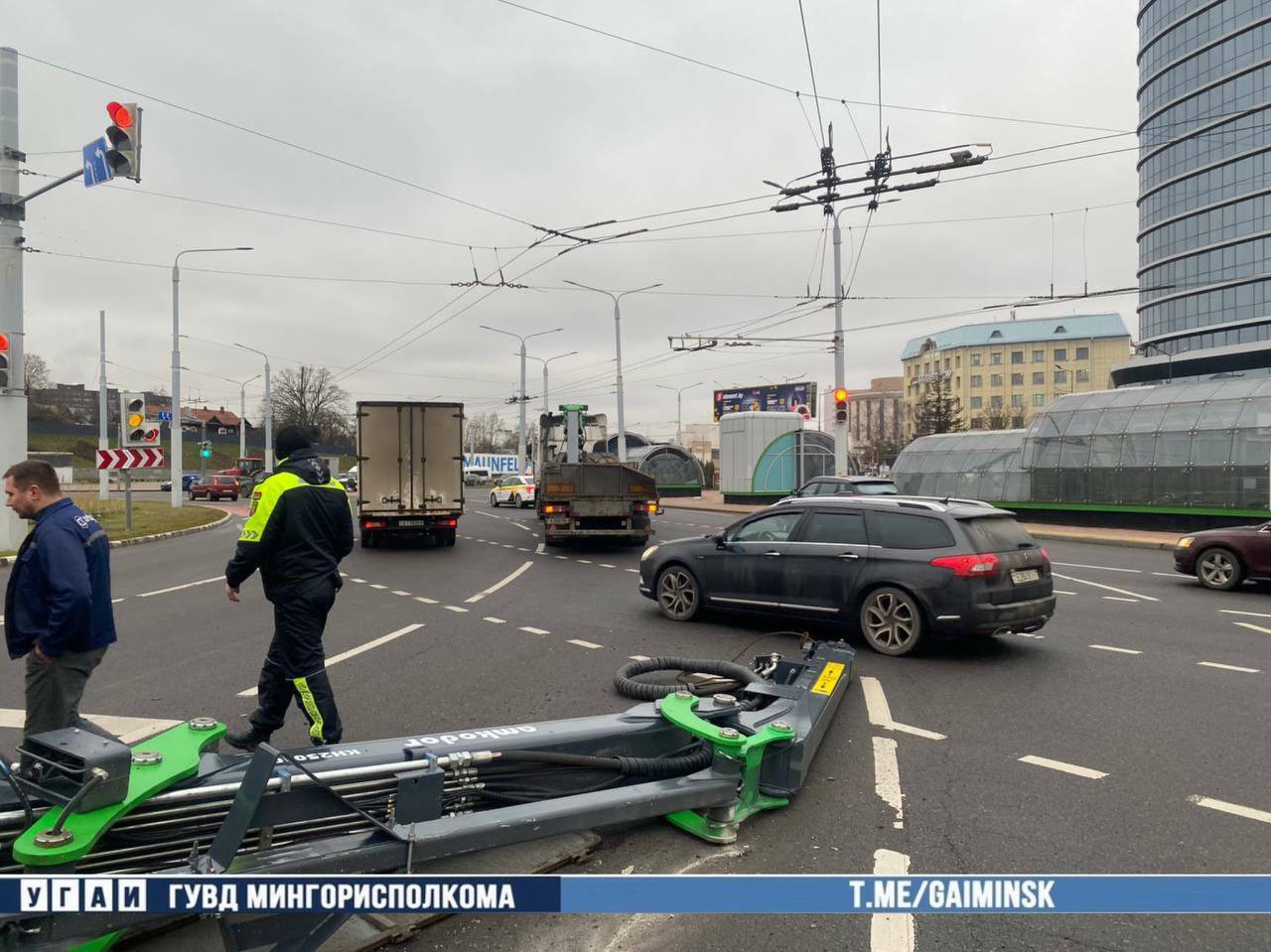 В Минске упал кран на дорогу