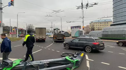 В Минске упал кран на дорогу