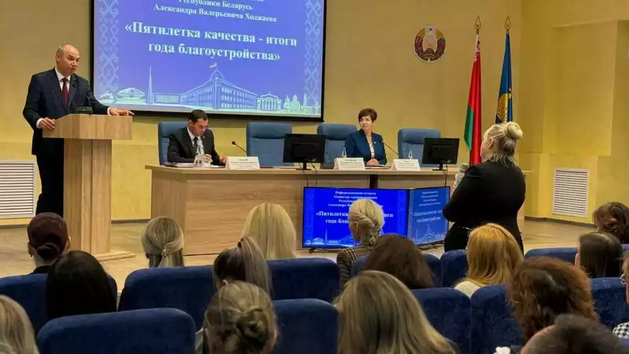 Глава Минздрава Беларуси призвал провести современные дороги в "большие населенные пункты"