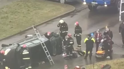 В Минске перевернулась машина. Затем приехали спасатели и разрезали ее