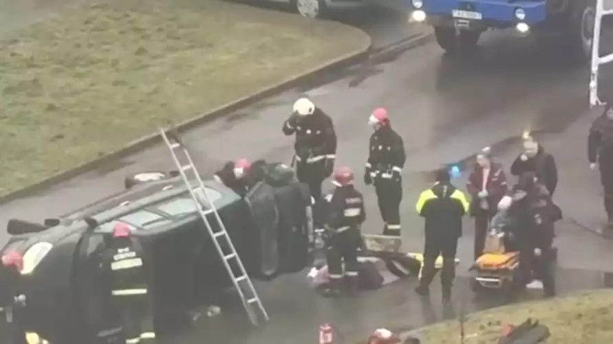 В Минске перевернулась машина. Затем приехали спасатели и разрезали ее