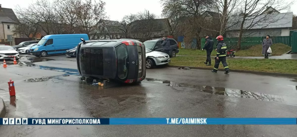В Минске перевернулась машина. Затем приехали спасатели и разрезали ее