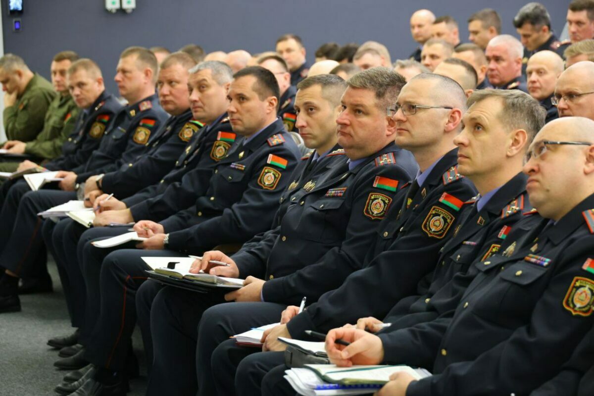 Кубраков приказал следить за интернетом и привлечь саперные группы для охраны Минска