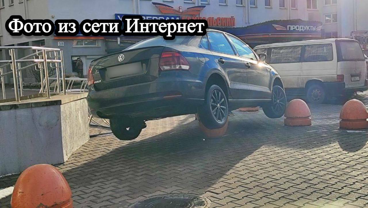 В Минске женщина припарковала машину «в воздухе»