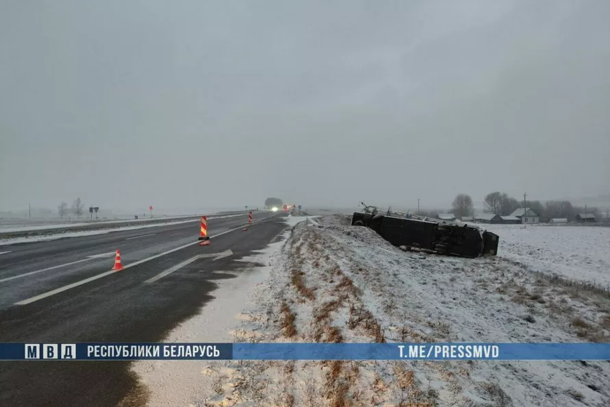 Под Толочином перевернулся международный автобус. Есть пострадавшие и жертва