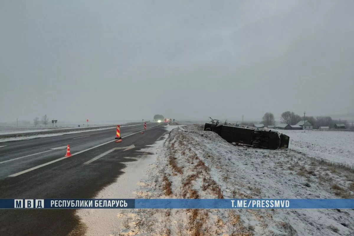 Под Толочином перевернулся международный автобус. Есть пострадавшие и жертва