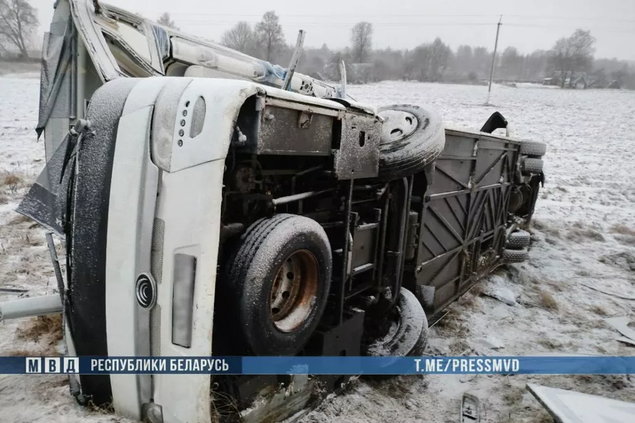 Под Толочином перевернулся международный автобус. Есть пострадавшие и жертва