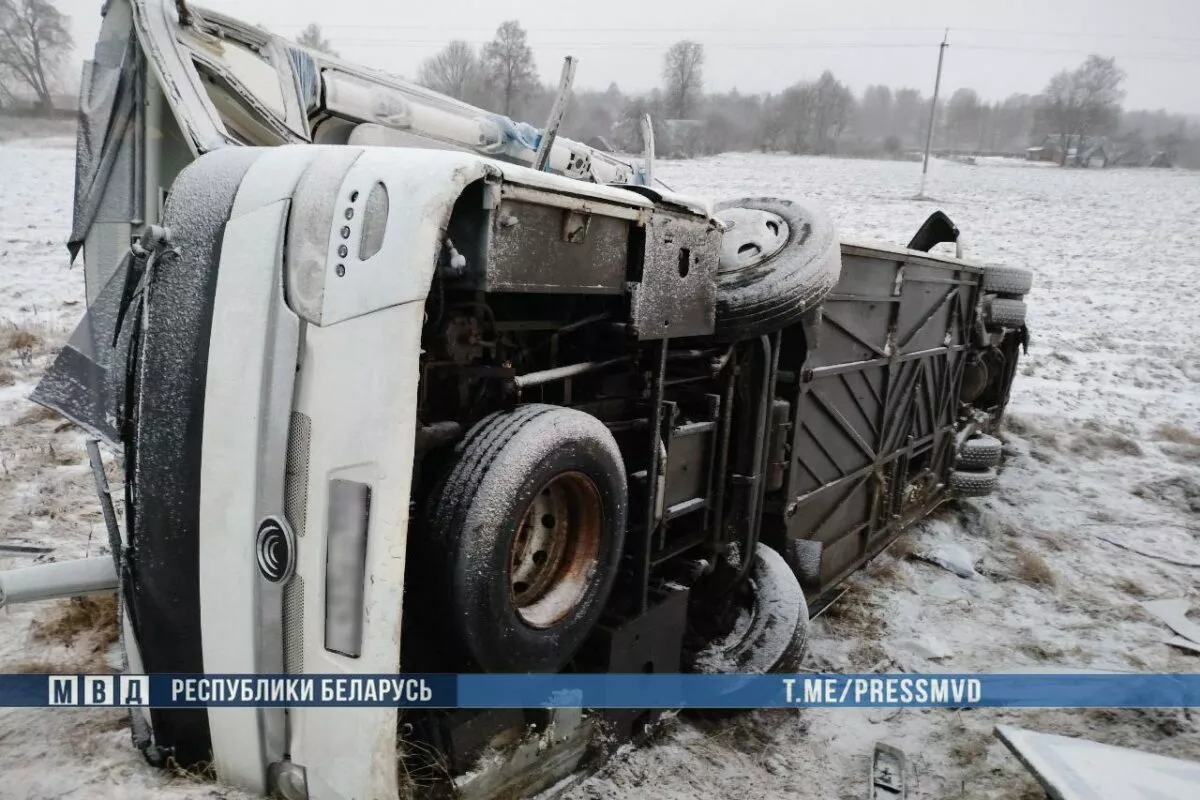 Под Толочином перевернулся международный автобус. Есть пострадавшие и жертва