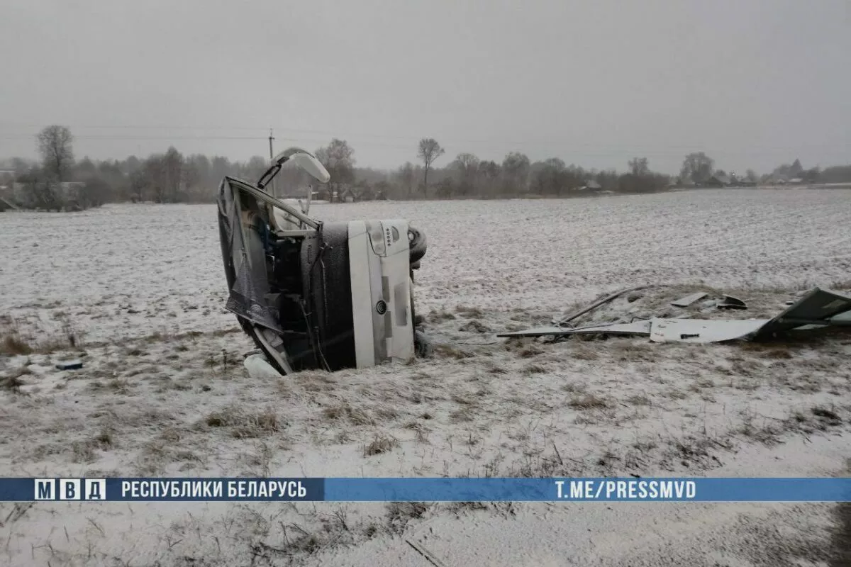 Под Толочином перевернулся международный автобус. Есть пострадавшие и жертва