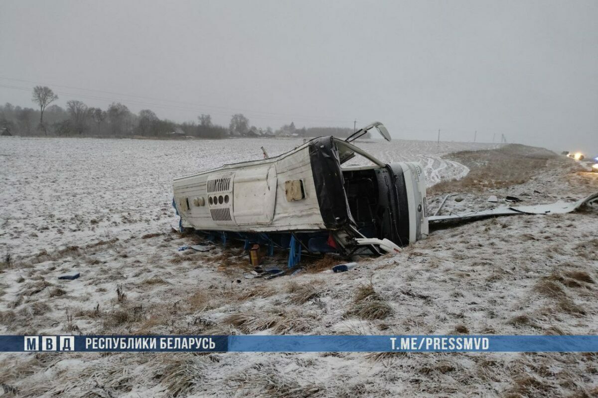 Под Толочином перевернулся международный автобус. Есть пострадавшие и жертва