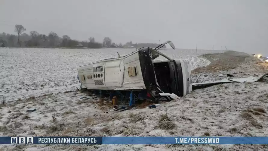 Под Толочином перевернулся международный автобус. Есть пострадавшие и жертва