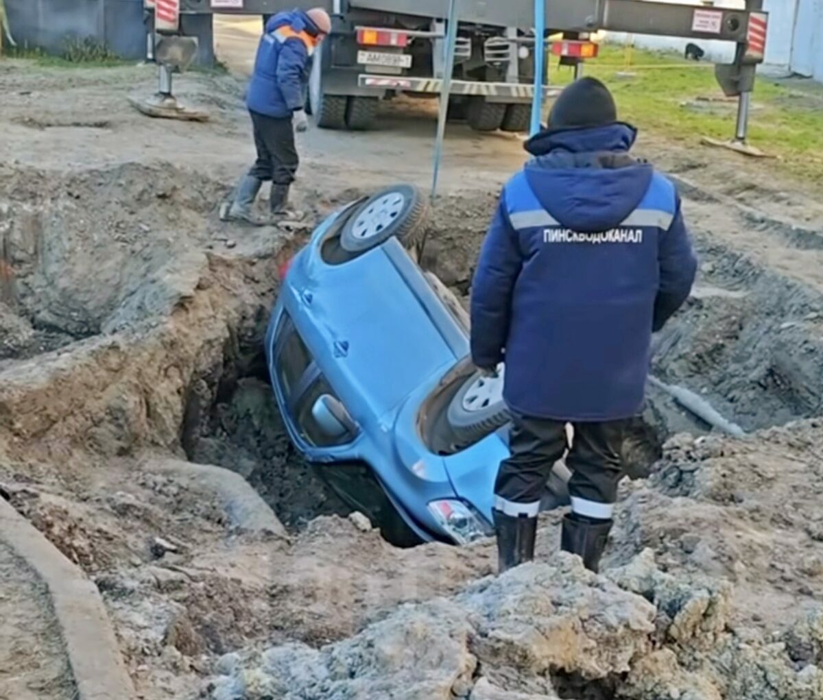 В Пинске машина провалилась в не огороженную яму. Наказали и водителя