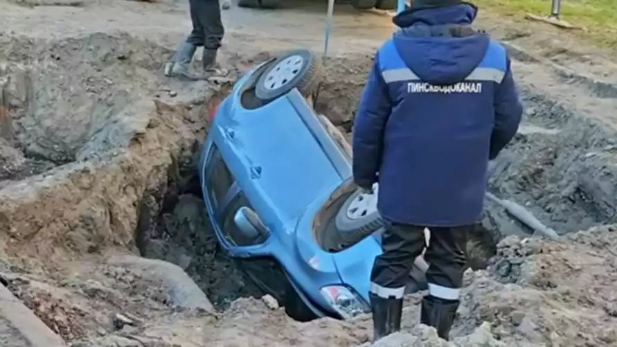 В Пинске машина провалилась в не огороженную яму. Наказали и водителя