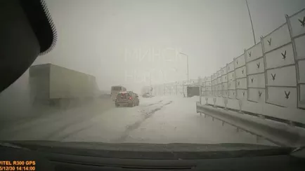 Появилось видео фуры, протаранившей легковушки под Минском