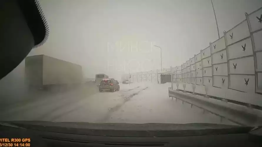 Появилось видео фуры, протаранившей легковушки под Минском