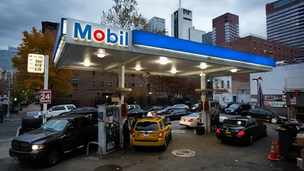 Цена на бензин в США упала даже ниже, чем в Беларуси и России. Как объяснили?