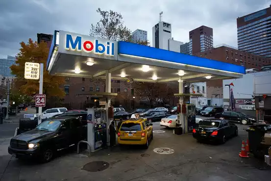 Цена на бензин в США упала даже ниже, чем в Беларуси и России. Как объяснили?