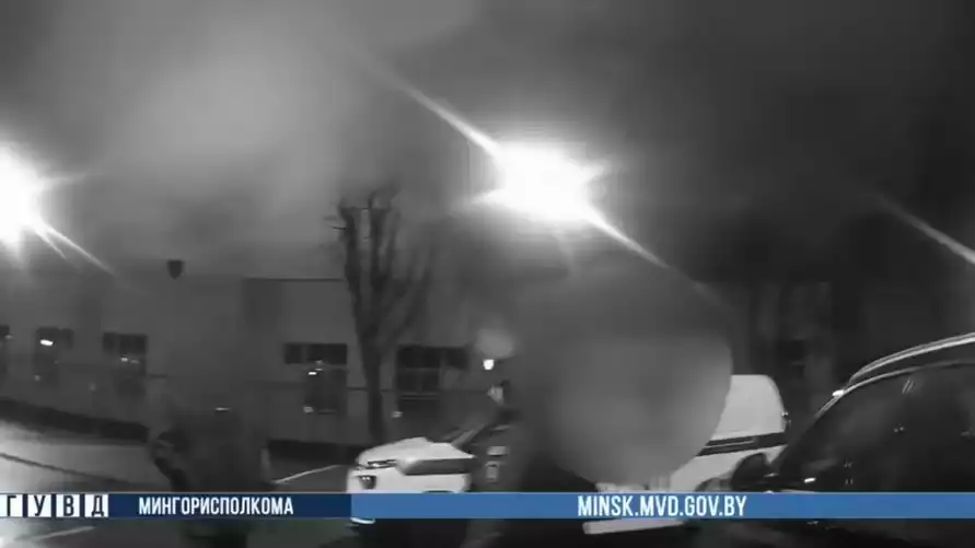 «Скучно было»: в Минске подросток разбил окно BMW, залез внутрь и уснул