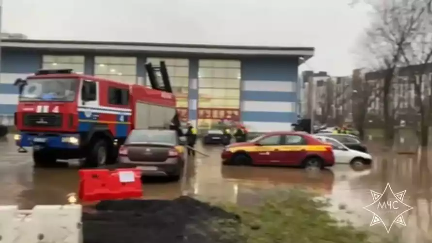 МЧС показало масштабы затопления в Минске и как спасатели помогают жителям