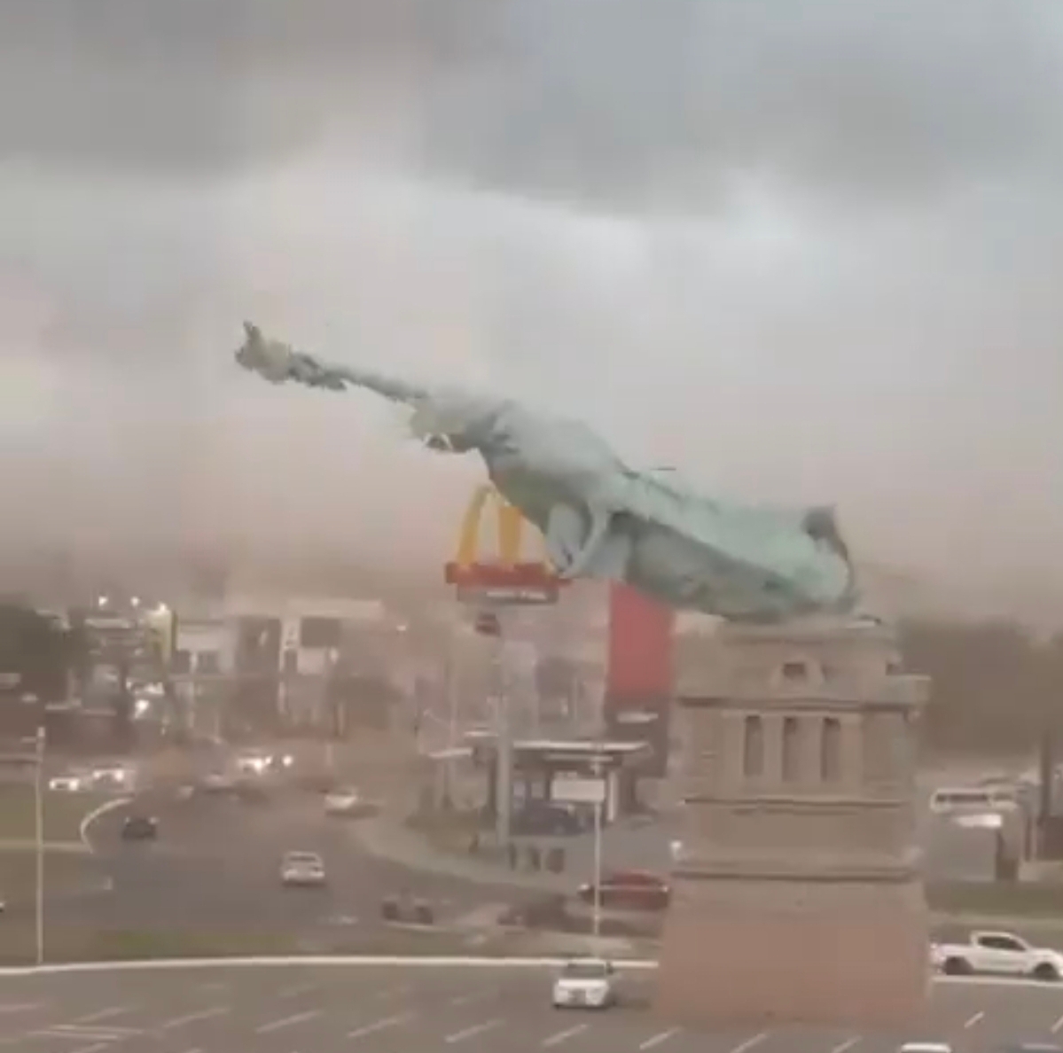 Статую Свободы снесло ураганом. Но есть нюанс