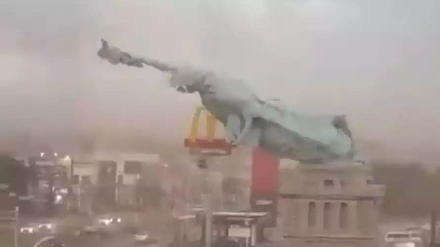 Статую Свободы снесло ураганом. Но есть нюанс