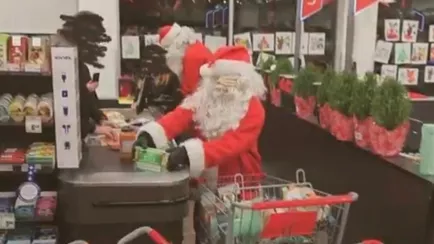 Банда Санта-Клаусов и эльфов ограбила продуктовый магазин