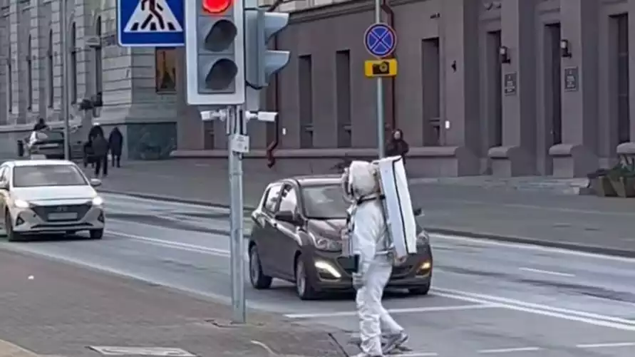 "И не говорите, что не видели": На улицах Минска заметили космонавта в скафандре