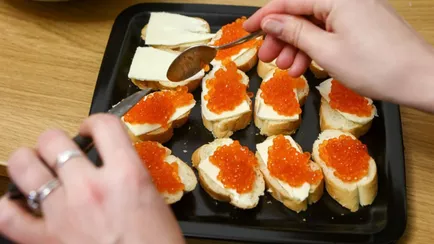 Врач предложила модифицировать бутерброды с икрой, чтобы избежать «тройного удара» в новогоднюю ночь