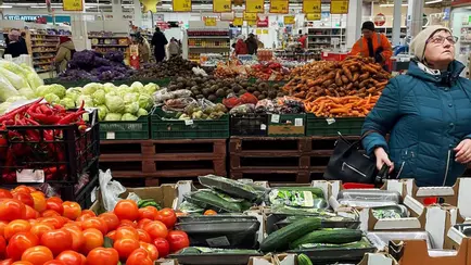 Не более 0,3% в месяц. Совмин взял на контроль рост цен на огурцы и помидоры в Беларуси