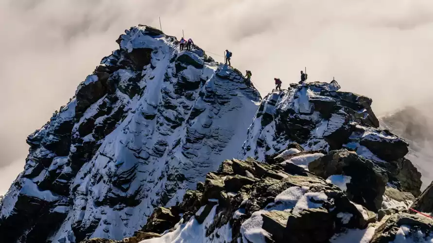 Альпинист оставил свою девушку замерзать на вершине горы. А затем написал ей душераздирающее письмо в соцсетях