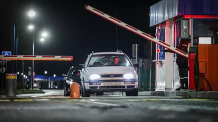 Совмин поднял на 78% стоимость выезда через границу Беларуси