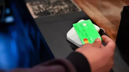 Платежный сервис Wise стал блокировать карты работающих за границей белорусов. Кому разблокируют?