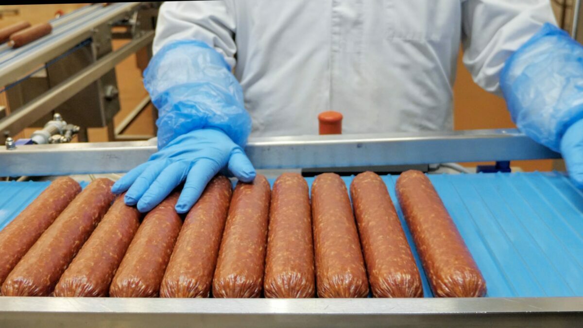 Россельхознадзор запретил ввоз колбасы из свинины из Беларуси