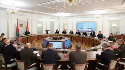 «Не надо привлекать американцев» — Лукашенко созвал Совбез и рассказал про шары и литовские грузовики