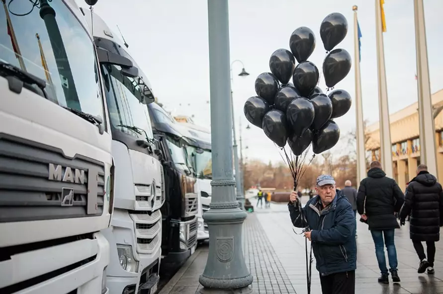 Водители устроили протест в Вильнюсе из-за застрявших грузовиков в Беларуси